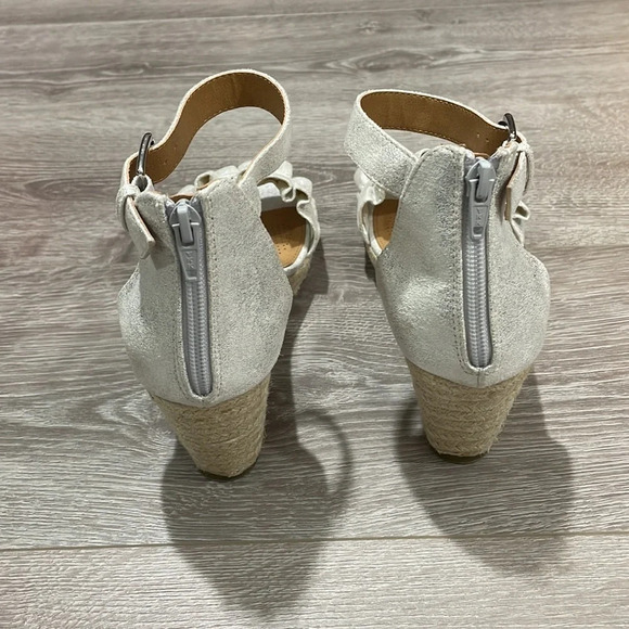 NEW Comfortview Silver Ruffle Wide London Wedge Espadrille Ankle Strap 8… - Picture 6 of 13